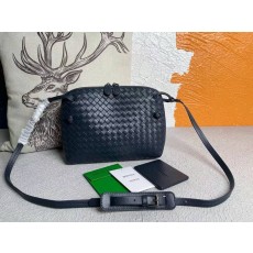 보테가 베네타 노디니백 램스킨 레더 25x20x6cm