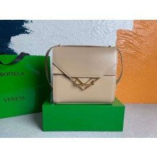 보테가 베네타 21 THE CLIP 여성 숄더백 21x22x9cm