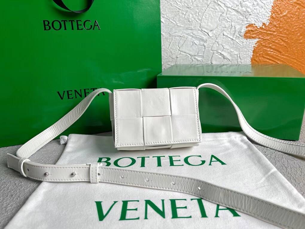 보테가베네타 캔디 카세트백 원공장 오일왁스 소가죽 13x9.5x5cm