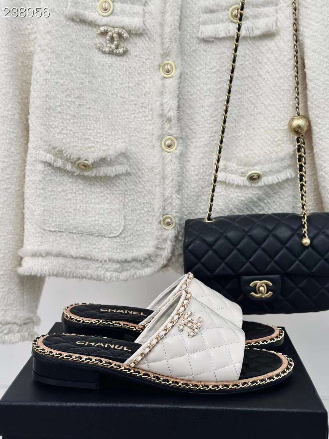 샤넬 24SS 메인컬렉션 19 CC로고 퀼팅 체인 뮬 슬리퍼